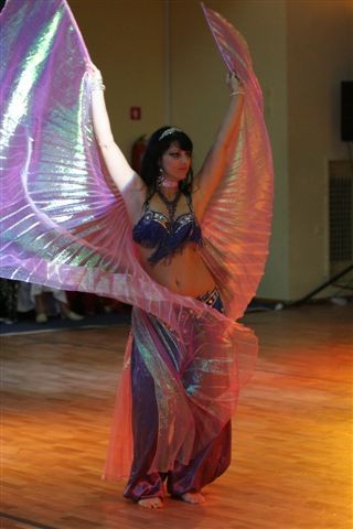 trebušna plesalka Hasna z Isis krili