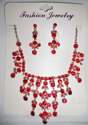Set ogrlice in uhanov iz čudovitih rdečih kristalov.